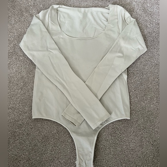 SKIMS ESSENTIAL BODYSUIT IN ‘BONE’ 🦴🤍 - Picture 6 of 9